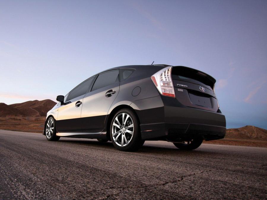  Toyota Prius + Performance Package 2011 года  (фото 2 из 6)